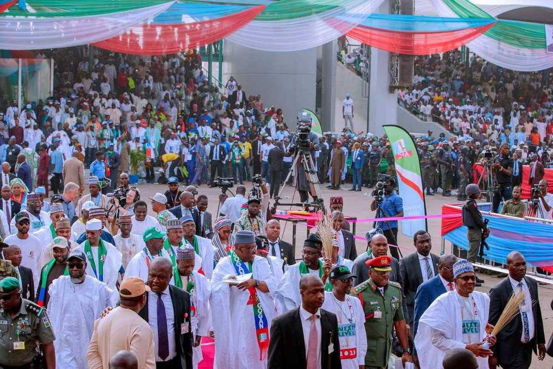 Yayin isowar shugaba Buhari filin taro na Eagle Square Yayin isowar shugaba Buhari filin taro na Eagle Square