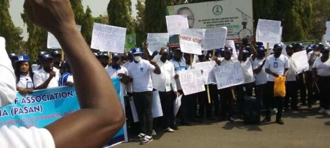 Hotunan masu zanga-zanga da suka mamaye majalisar dattawa Hotunan masu zanga-zanga da suka mamaye majalisar dattawa