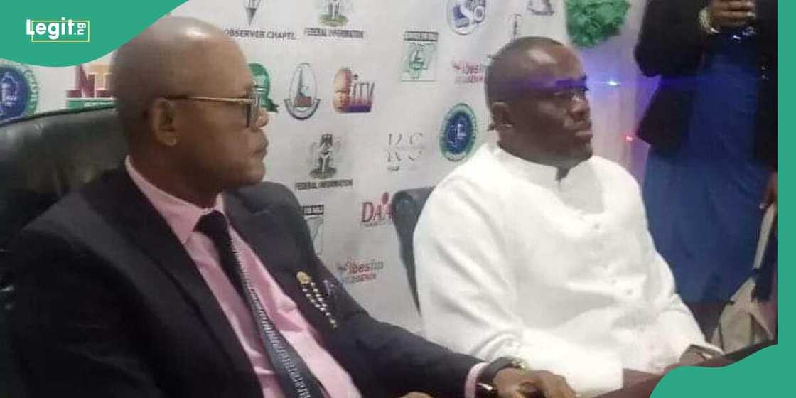 Malamin coci ya fito takara a Edo. Malamin coci ya fito takara a Edo.