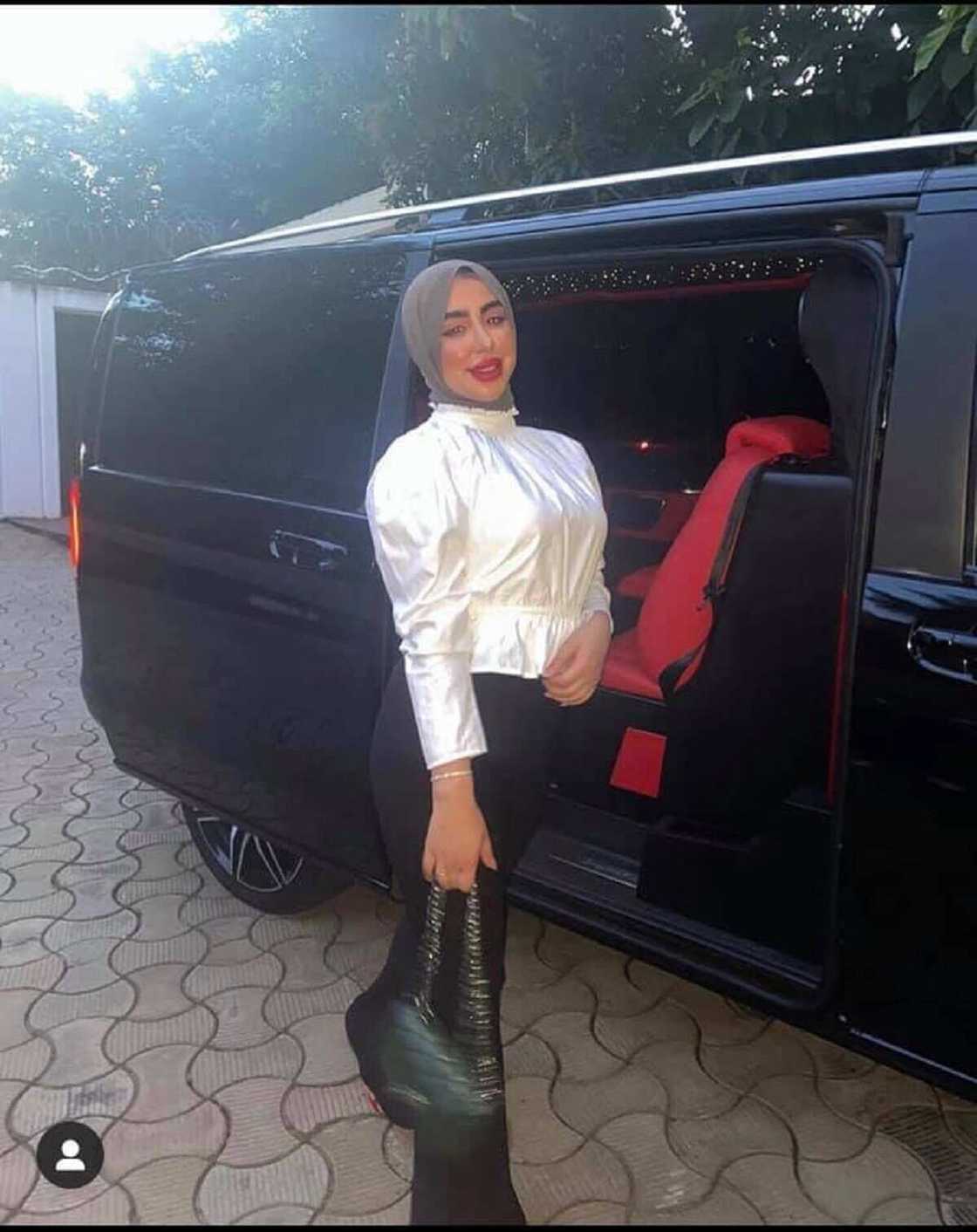 Hotuna da bidiyon zukekiyar budurwar da Ned Nwoko zai aura a mata ta 7 Hotuna da bidiyon zukekiyar budurwar da Ned Nwoko zai aura a mata ta 7