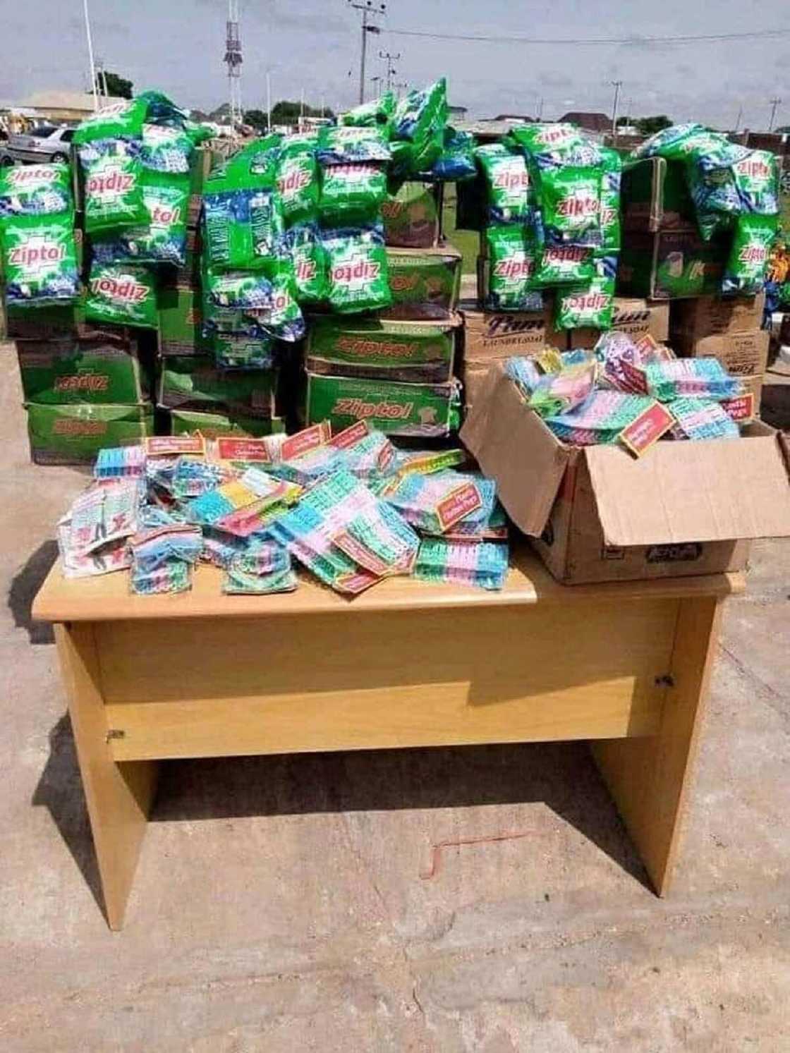 Dan majalisa daga Zamfara ya bayar da tallafi na miliyoyin naira ga al'umman mazabarsa (hotuna) Dan majalisa daga Zamfara ya bayar da tallafi na miliyoyin naira ga al'umman mazabarsa (hotuna)