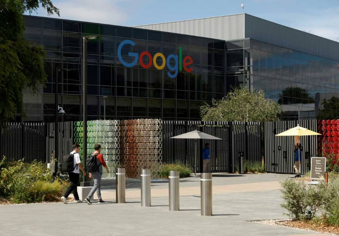 Google and other giants of Silicon Valley also rely heavily on skilled foreign workers who hold H-1B visas to the United States Google and other giants of Silicon Valley also rely heavily on skilled foreign workers who hold H-1B visas to the United States