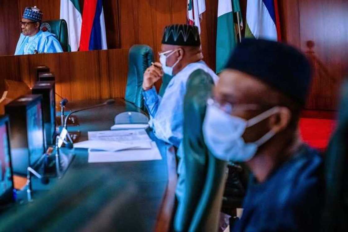 Covid-19: Buhari ya halarci taron ECOWAS ta yanar gizo (Hotuna) Covid-19: Buhari ya halarci taron ECOWAS ta yanar gizo (Hotuna)