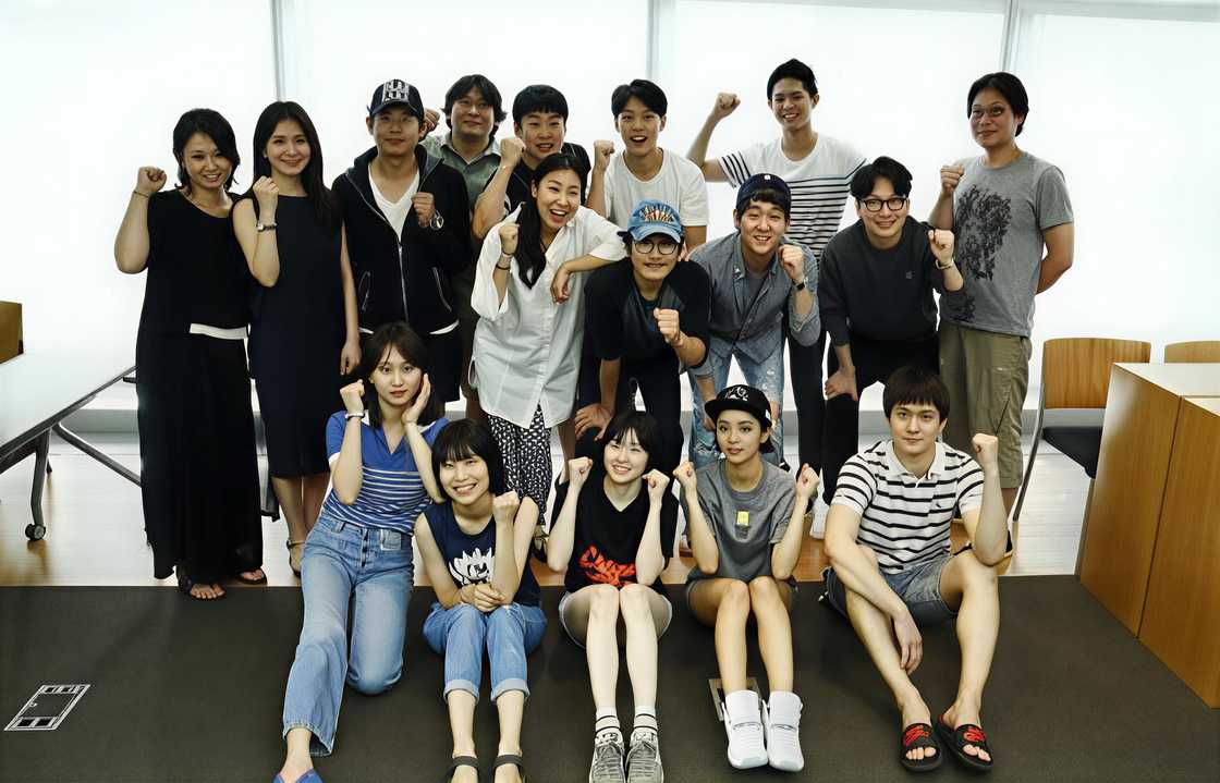 Reply 1988 cast members pose during a script reading session. Reply 1988 cast members pose during a script reading session.