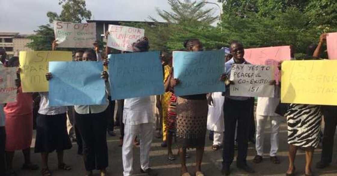 Iyayen yara sunyi zanga-zangar rashin amincewa da saka hijabi Iyayen yara sunyi zanga-zangar rashin amincewa da saka hijabi