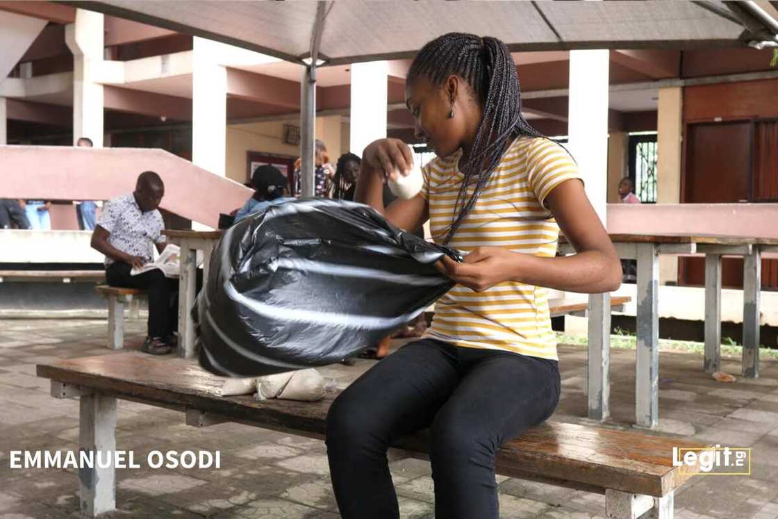 Meet the 18-year-old UNILAG undergraduate who sells garri for a living