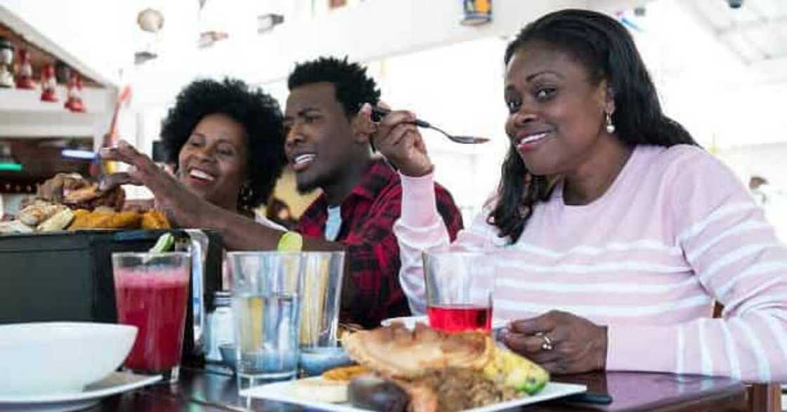 Matashi ya nemi shawarar budurwar da yakamata ya zaba cikin 'yan matansa Matashi ya nemi shawarar budurwar da yakamata ya zaba cikin 'yan matansa