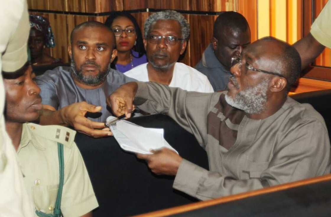 A daure da ankwa a kan kujerar asibiti - Hotunan yadda aka yi shari'ar Metuh cikin shekaru 4 A daure da ankwa a kan kujerar asibiti - Hotunan yadda aka yi shari'ar Metuh cikin shekaru 4