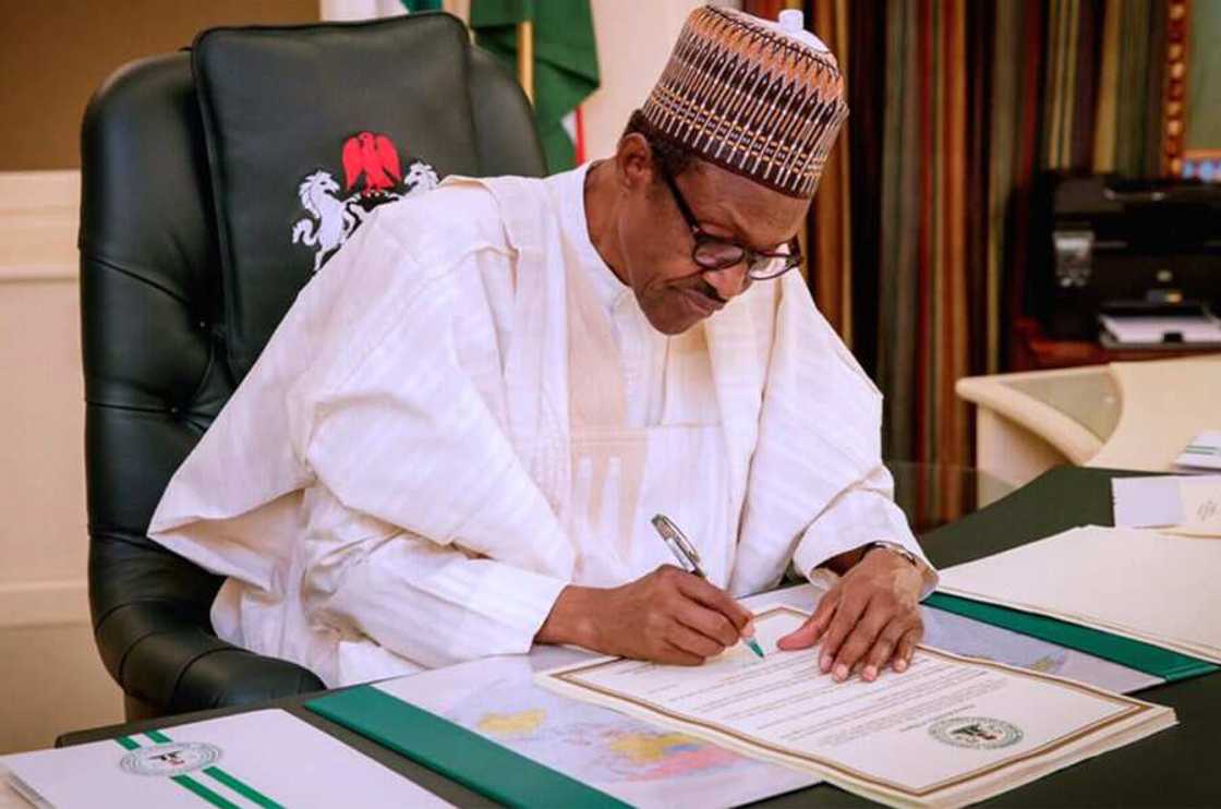 Dalilin shugaba Buhari na kin sanya hannu kan dokar zaben 2019 na kara fitowa fili Dalilin shugaba Buhari na kin sanya hannu kan dokar zaben 2019 na kara fitowa fili