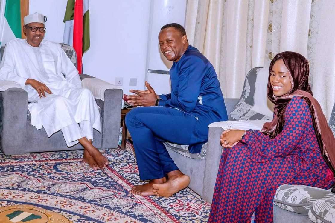 Buhari yayin karbar gaisuwar sallah ta shugaban kamfanin Sahara Energy; Tope Shonubi da kuma shugabar Sahara Power Group; Bolanle Sangosanya a ranar Litinin Buhari yayin karbar gaisuwar sallah ta shugaban kamfanin Sahara Energy; Tope Shonubi da kuma shugabar Sahara Power Group; Bolanle Sangosanya a ranar Litinin