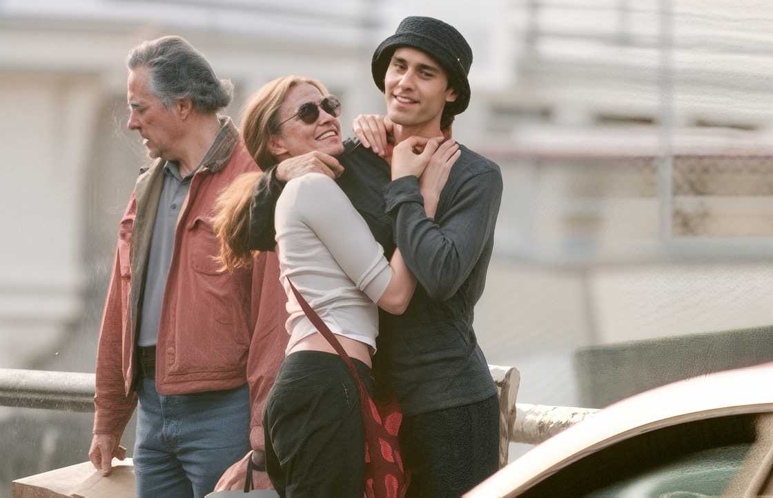 Jared Leto and Cameron Diaz hold each other