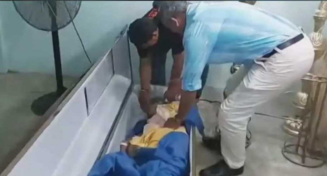 Wata mata ta farko daga cikin akwatin gawa Wata mata ta farko daga cikin akwatin gawa