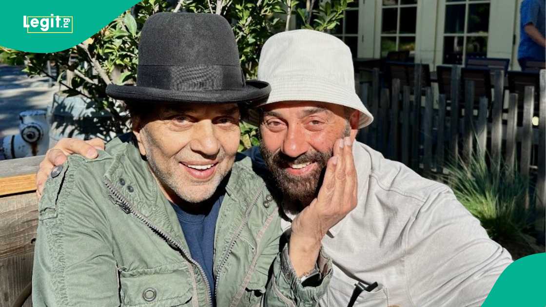 Dharmendra ya na da 'ya;ya hudu tare da matarsa ta farko, Prakash Kaur, su ne Sunny, Bobby, Ajeeta da Vijayta.