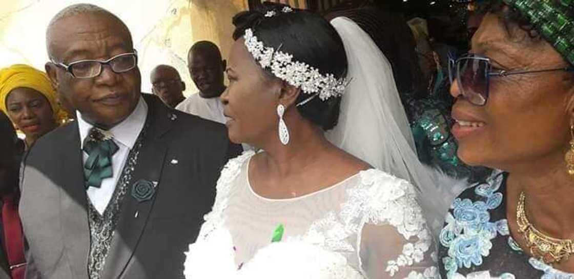 Yadda wani dattijo mai shekaru 73 ya angonce da amarya mai shekaru 63 a Zaria Yadda wani dattijo mai shekaru 73 ya angonce da amarya mai shekaru 63 a Zaria