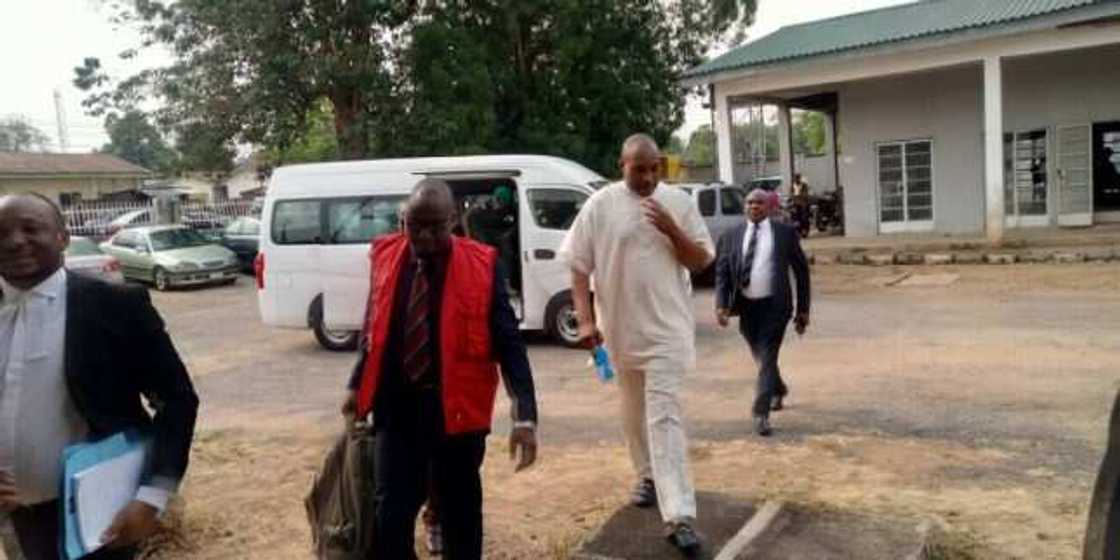 Hukumar yaki da rashawa EFCC ta gurfanar da Saraki a kotu Hukumar yaki da rashawa EFCC ta gurfanar da Saraki a kotu