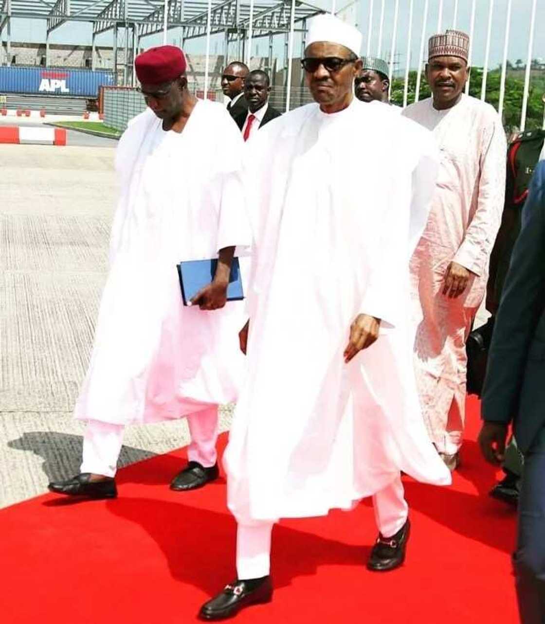 Sa ido: An gano zunzurutun kudin takalman da Shugaba Buhari ke sawa Sa ido: An gano zunzurutun kudin takalman da Shugaba Buhari ke sawa