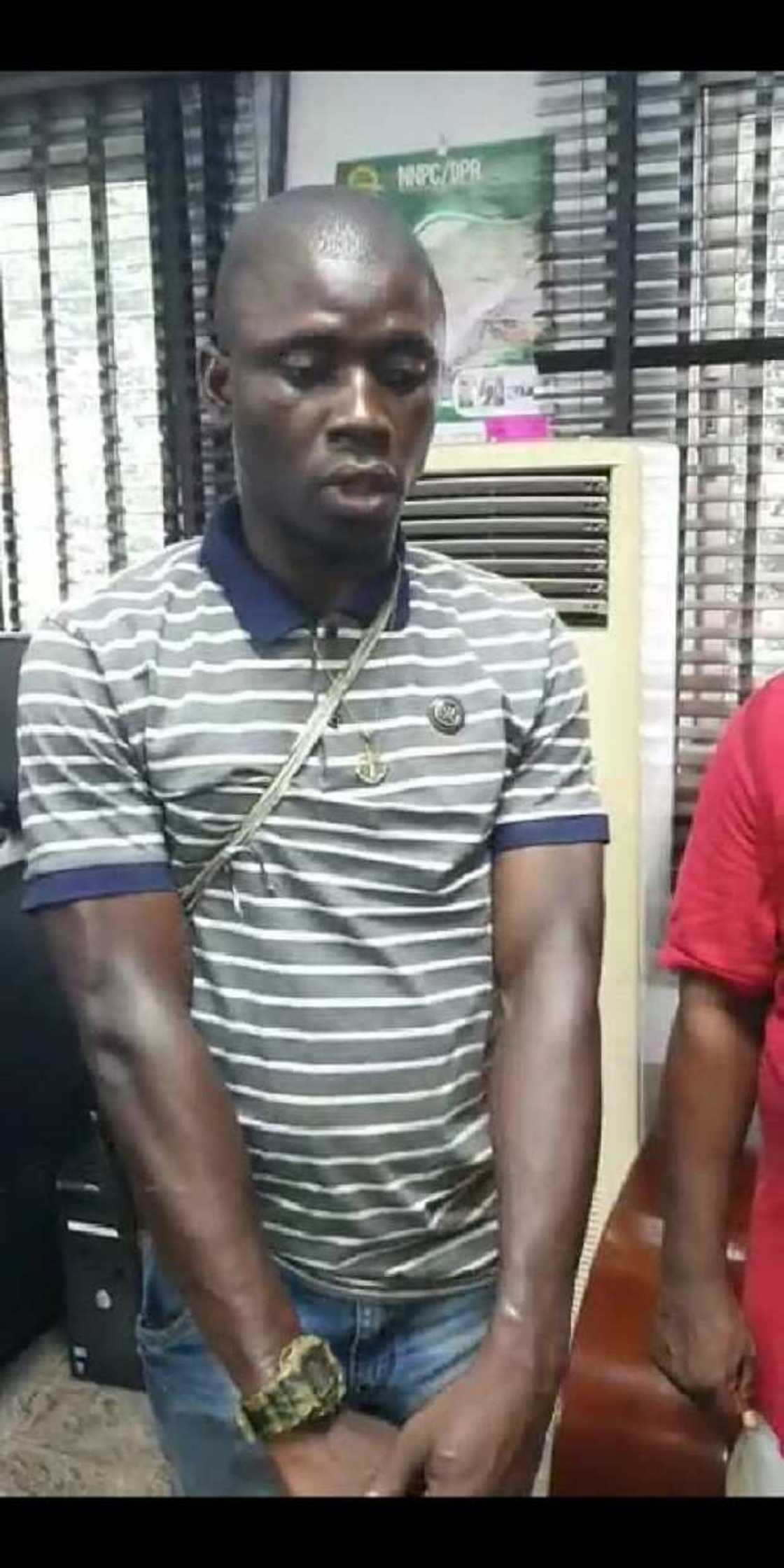 ‘Yan sanda sun kama wani fitinanne mai kisan mutane a jihar Rivers (Hoto) ‘Yan sanda sun kama wani fitinanne mai kisan mutane a jihar Rivers (Hoto)