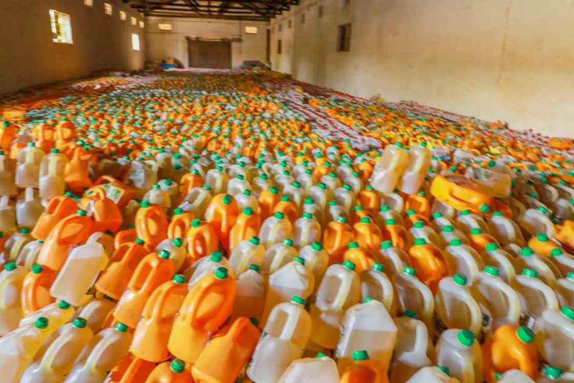 Kano: Ganduje ya kaddamar da rabon tallafin abinci ga mabukata (Hotuna) Kano: Ganduje ya kaddamar da rabon tallafin abinci ga mabukata (Hotuna)