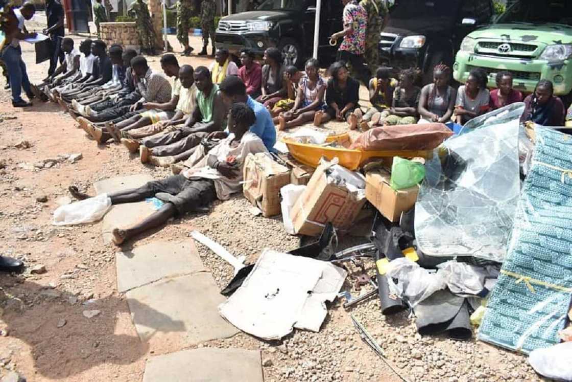 Hotunan matasa 30 da aka kama bayan yashe gidan Yakubu Dogara Hotunan matasa 30 da aka kama bayan yashe gidan Yakubu Dogara