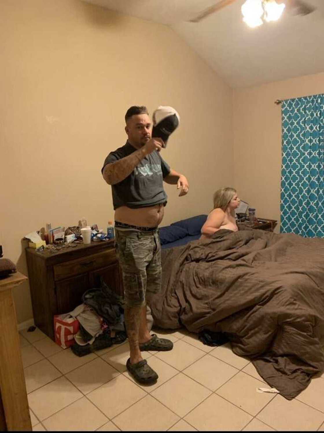 Hotuna: Yadda wani mutumi ya shiga gida ya iske matar shi kwance da wani kato a kan gadonsu na Sunnah Hotuna: Yadda wani mutumi ya shiga gida ya iske matar shi kwance da wani kato a kan gadonsu na Sunnah