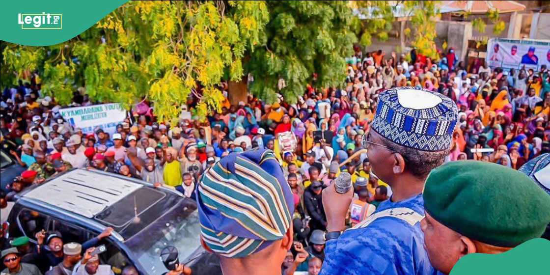 Security operatives worked to control the crowd at Defence minister Matawalle’s Gusau residence.
