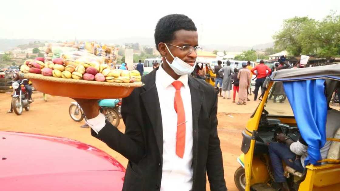 Bidiyon wani matashi da sai ya shirya tsaf kamar zai tafi ofis ya dauki tallan goro Bidiyon wani matashi da sai ya shirya tsaf kamar zai tafi ofis ya dauki tallan goro