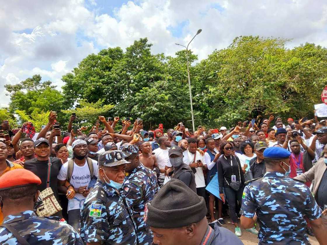 Governor Ugwuanyi addresses #EnuguEndSarsProtest protesters