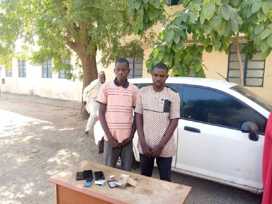 Hotuna: 'Aljanun Kano' da suka dade suna damfara sun shiga hannun hukuma a Katsina Hotuna: 'Aljanun Kano' da suka dade suna damfara sun shiga hannun hukuma a Katsina