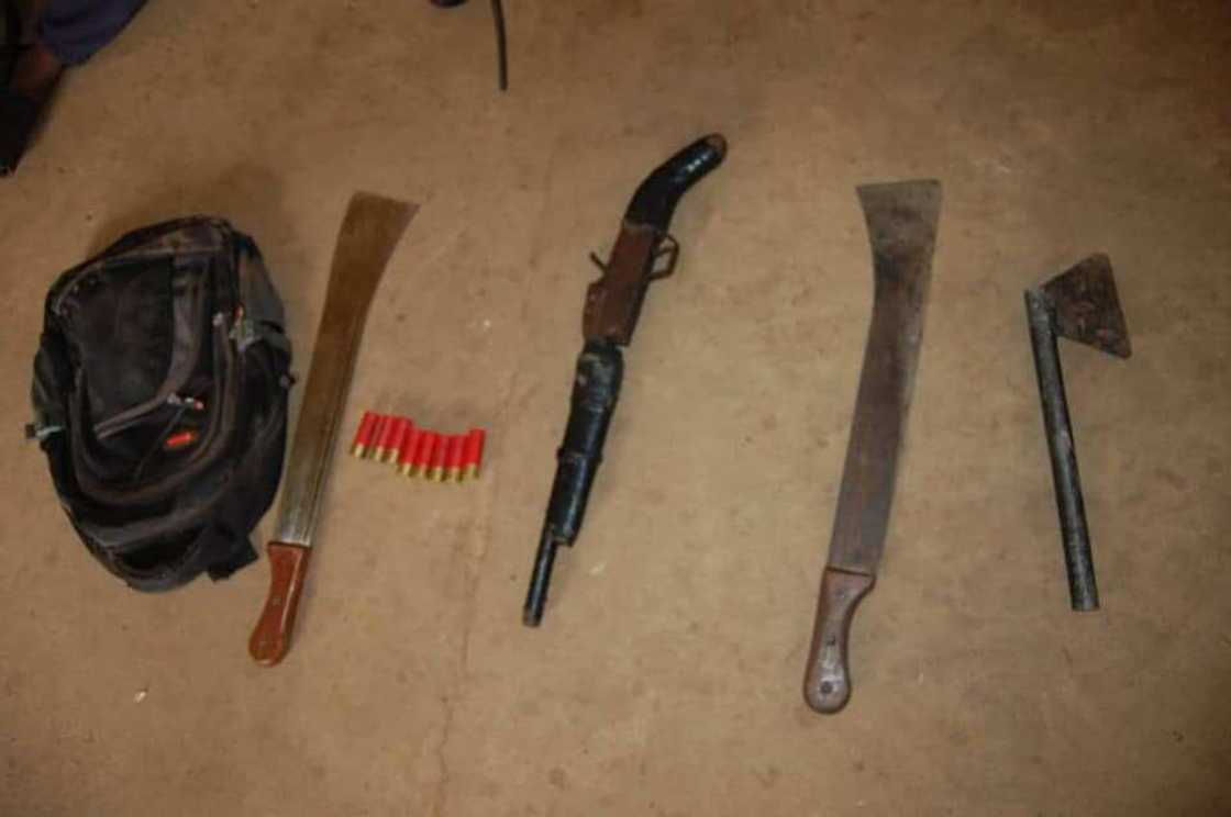 Sojoji sun yi ram da gungun masu garkuwa da mutane, sun ceto mutane 5 (Hotuna) Sojoji sun yi ram da gungun masu garkuwa da mutane, sun ceto mutane 5 (Hotuna)