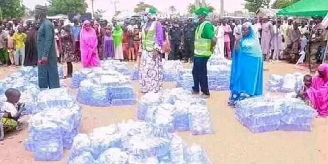 Tallafin ruwan leda: Jama'a sun caccaki uwargidan gwamnan Bauchi Tallafin ruwan leda: Jama'a sun caccaki uwargidan gwamnan Bauchi