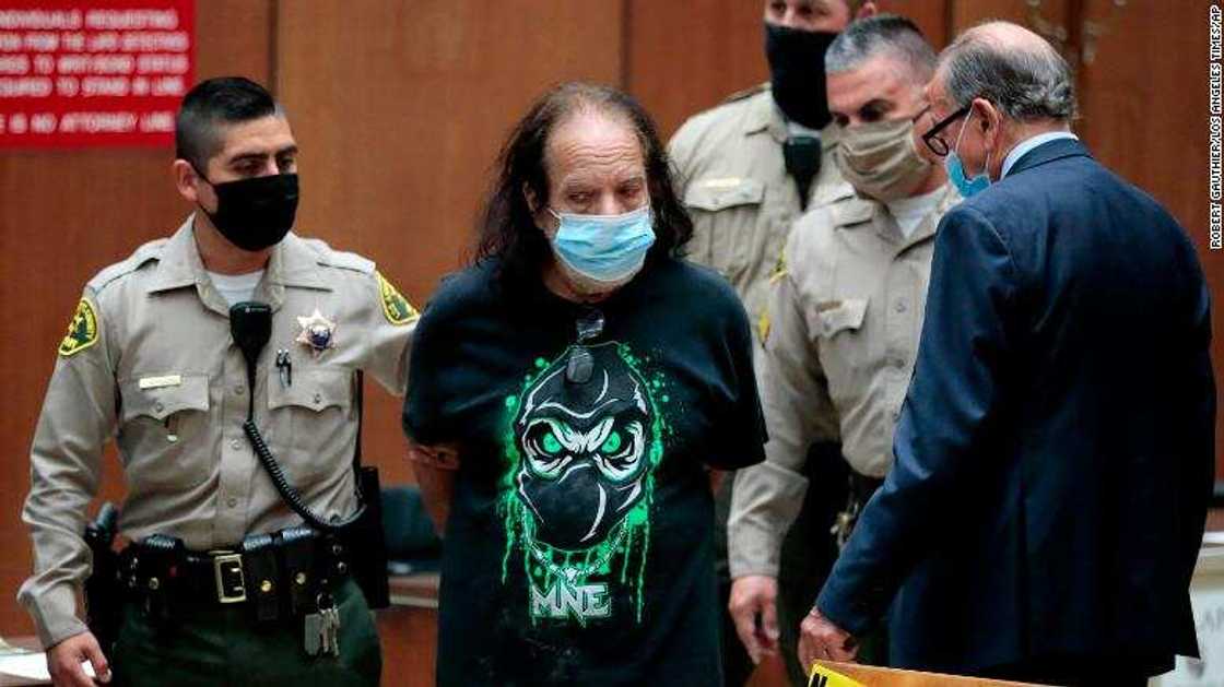 Babu ranar fita: An yankewa jarumin da yake yin fim din batsa hukuncin shekaru 250 a gidan yari Babu ranar fita: An yankewa jarumin da yake yin fim din batsa hukuncin shekaru 250 a gidan yari