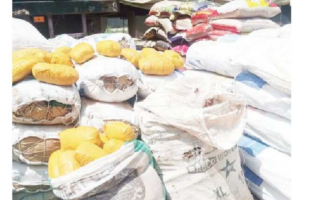 Jami'an kwastam sun kwace tirela 12 ta shinkafa da miyagun kwayoyi a Ogun Jami'an kwastam sun kwace tirela 12 ta shinkafa da miyagun kwayoyi a Ogun