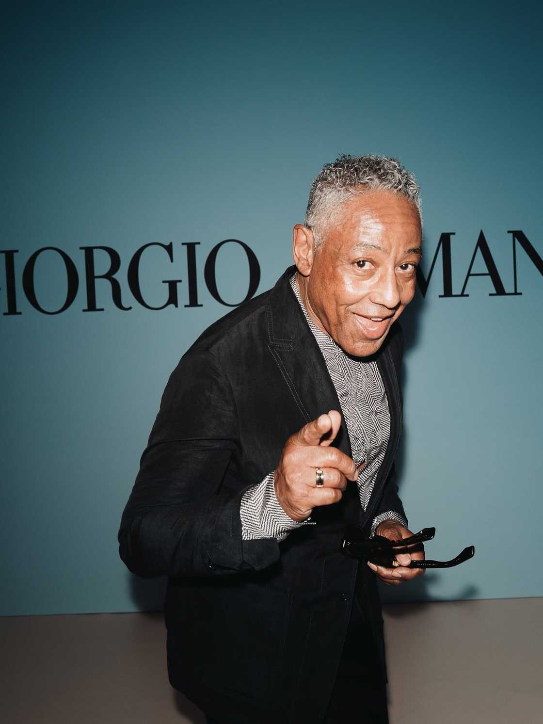 Giancarlo Esposito yana dariya Giancarlo Esposito yana dariya