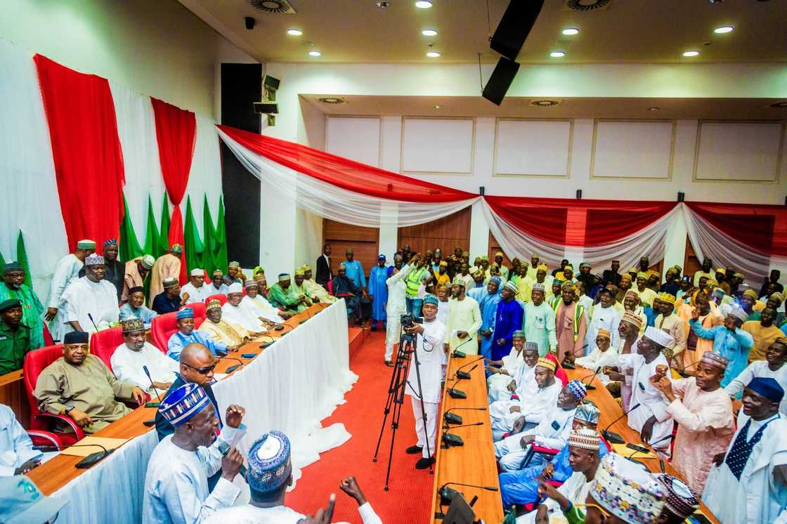 Barau tare da mutanen da suka ziyarce shi