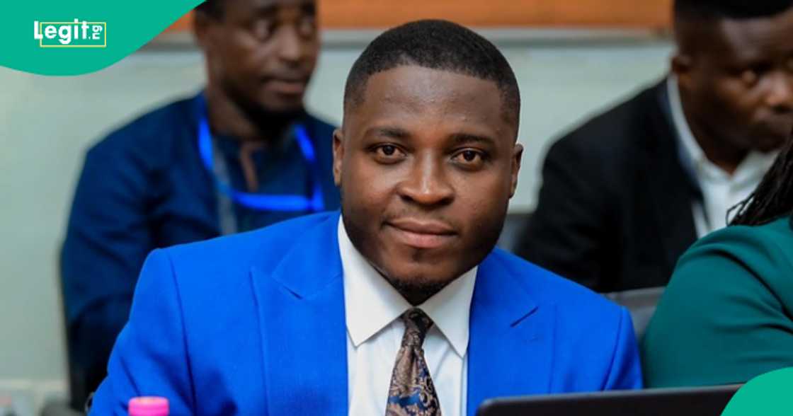 Man displays his chat with his lecturer.