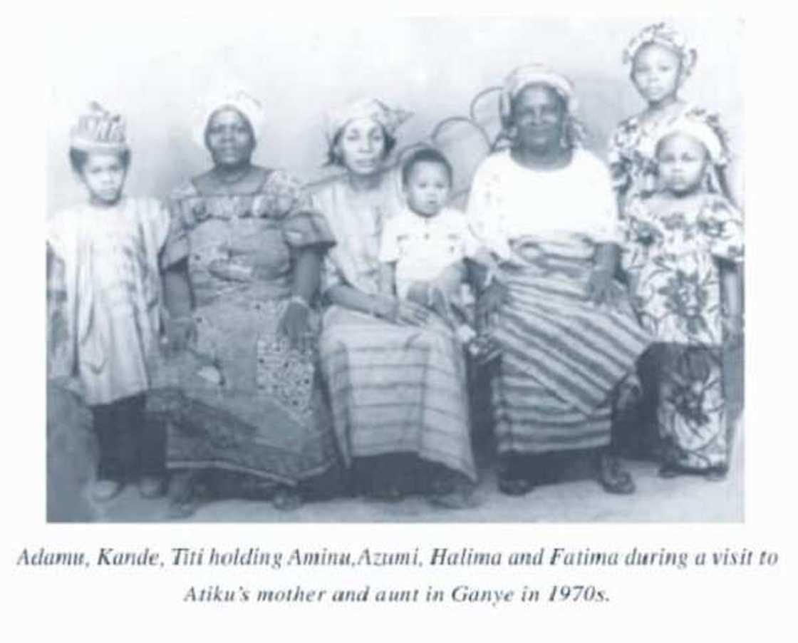 Maraici: Fadar shugaban kasa ta farkewa Atiku laya a kan tashi babu iyaye, hotonsa da iyayensa Maraici: Fadar shugaban kasa ta farkewa Atiku laya a kan tashi babu iyaye, hotonsa da iyayensa