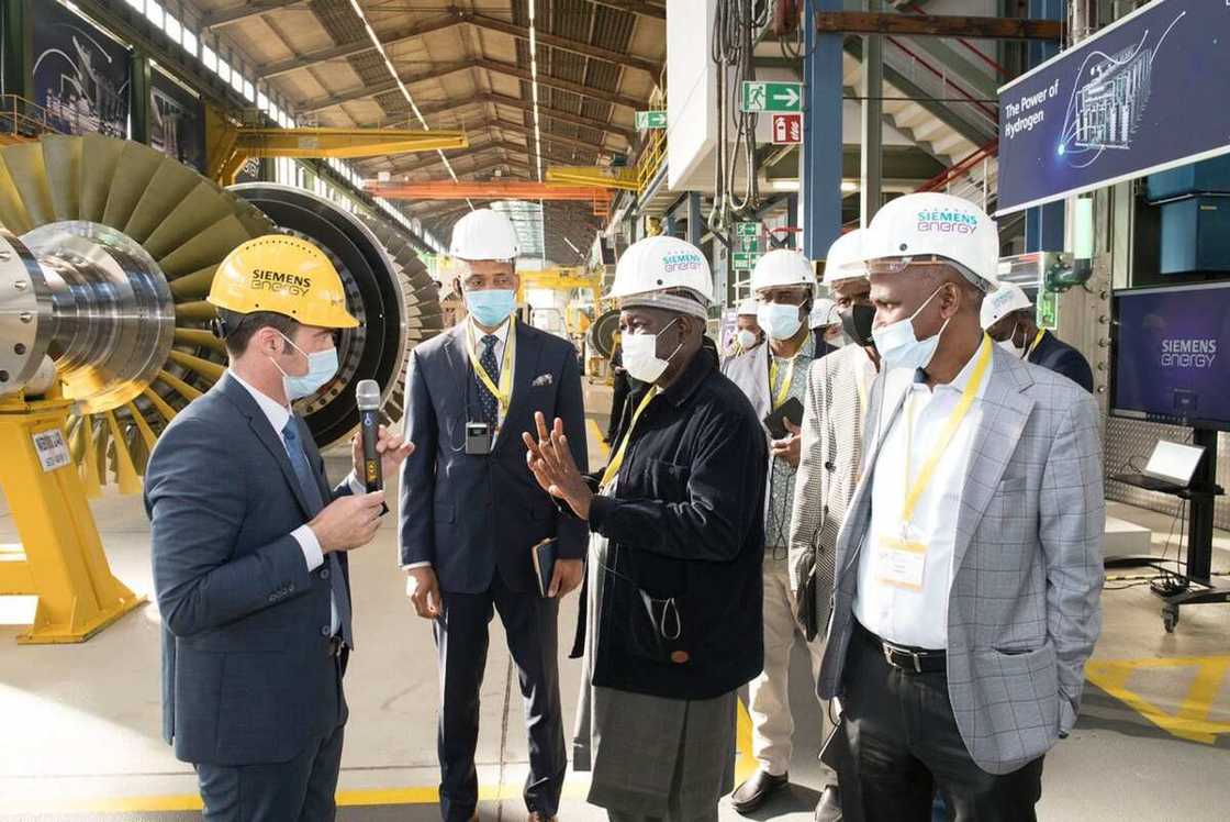 Nigeria’s Minister of Power Visits Siemens Frankfurt Factory