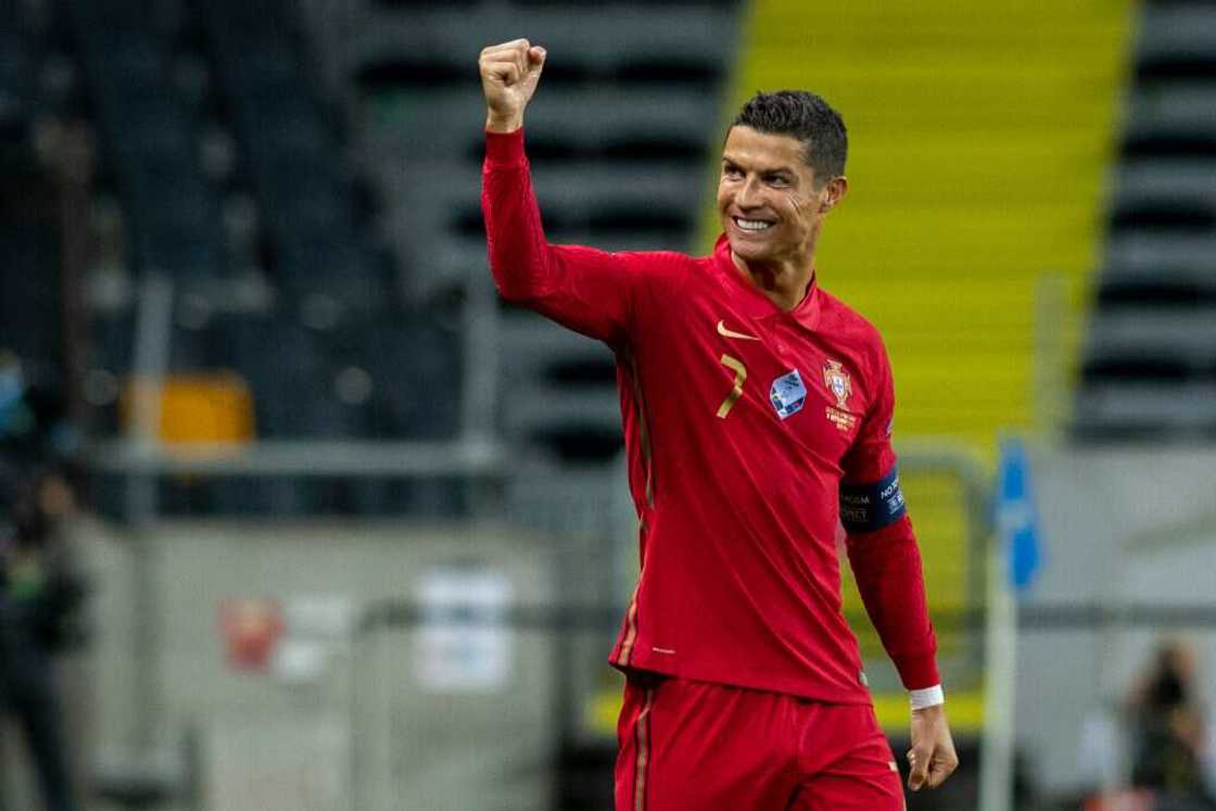 Cristiano Ronaldo ya sake barin wani sabon tarihi a duniya, yayin da ya zama dan wasa na biyu a duniya da ya zura kwallaye 100