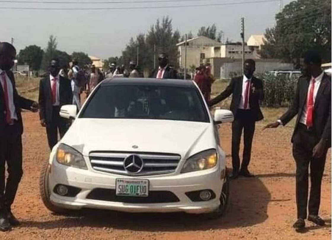 Hotunan shugaban ɗalibai da masu tsaronsa da suka ɗauki hankula: Jami'ar FUD ta bayyana gaskiyar lamari Hotunan shugaban ɗalibai da masu tsaronsa da suka ɗauki hankula: Jami'ar FUD ta bayyana gaskiyar lamari