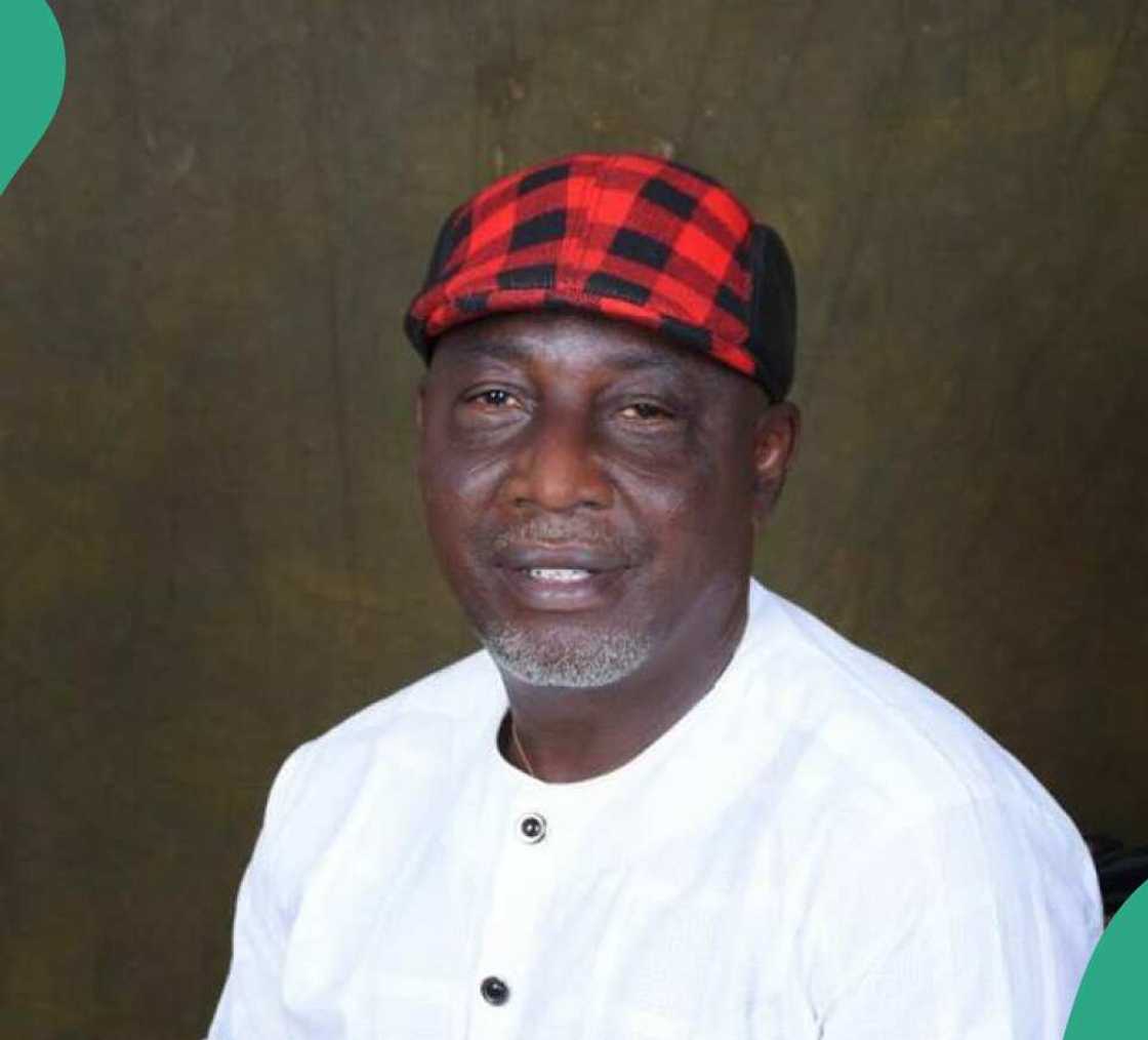 Sanata Abba Moto ya zama sabon shugaban marasa rinjaye. Sanata Abba Moto ya zama sabon shugaban marasa rinjaye.