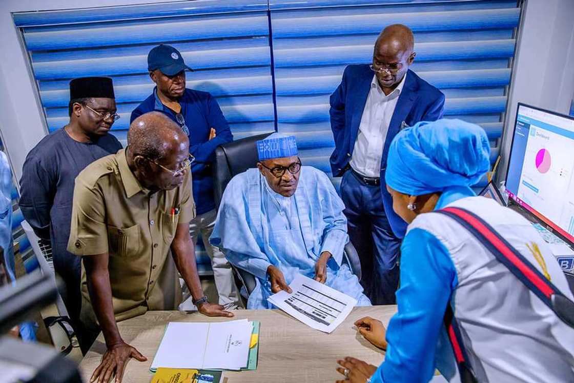 Buhari visits APC campaign headquarters in Abuja for updates on poll results (photos) Buhari visits APC campaign headquarters in Abuja for updates on poll results (photos)
