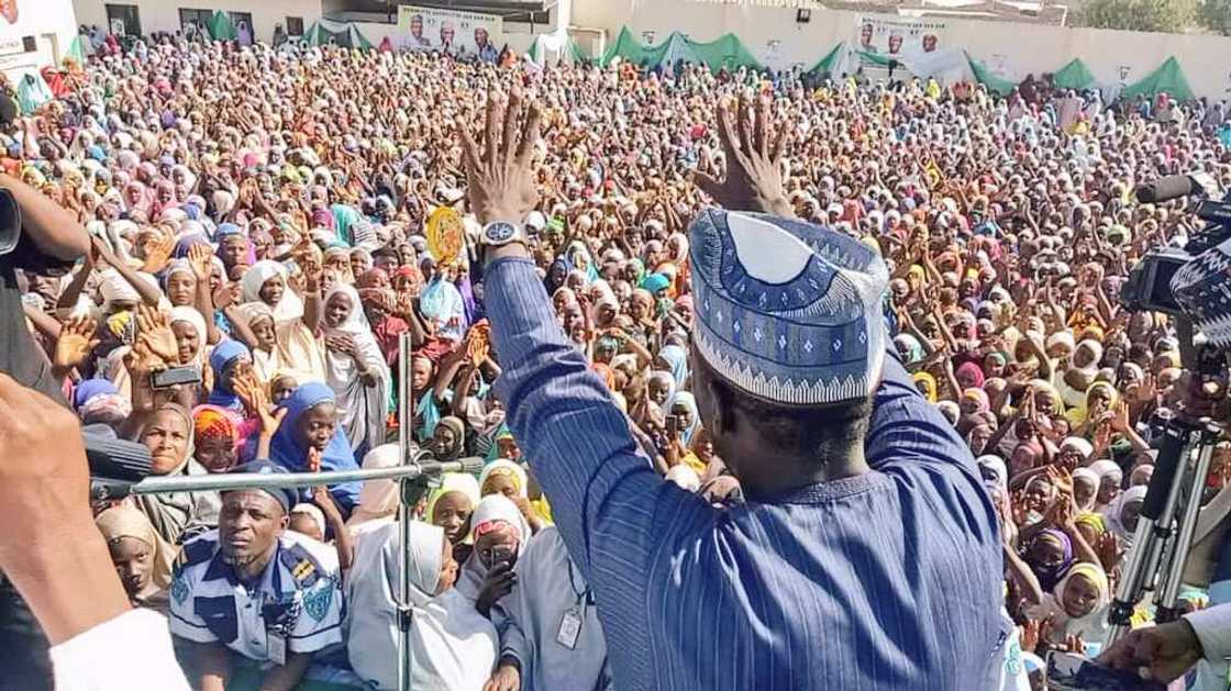 Dubban mata sun yi taron gangamin goyon bayan Buhari da Ganduje a Kano, hotuna Dubban mata sun yi taron gangamin goyon bayan Buhari da Ganduje a Kano, hotuna