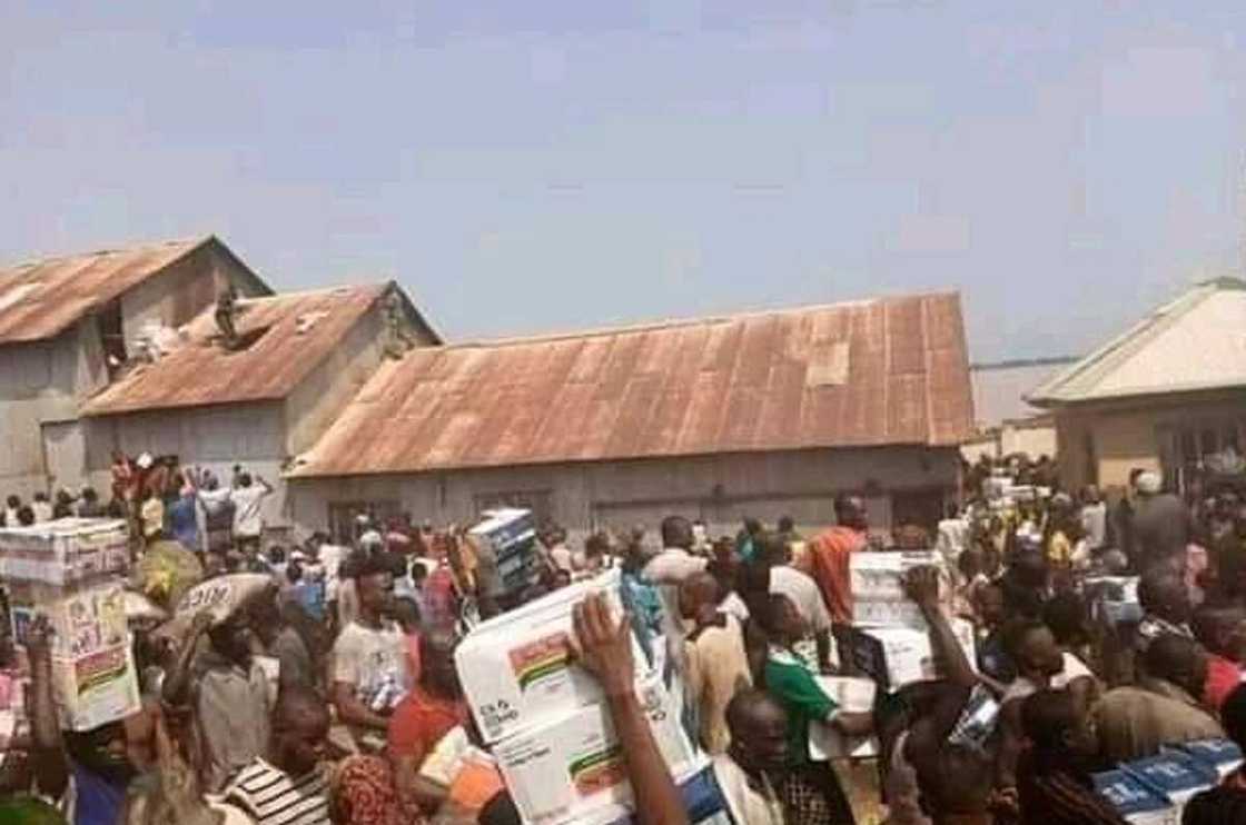 Hotunan matasa suna wawushe tallafin korona a Kogi Hotunan matasa suna wawushe tallafin korona a Kogi