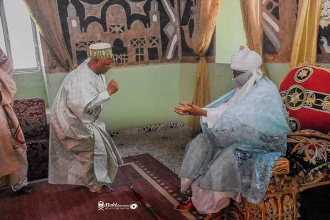 Sarkin Kano ya karbi bakuncin Janar Ali Gusau a fadar masarautar Kano Sarkin Kano ya karbi bakuncin Janar Ali Gusau a fadar masarautar Kano