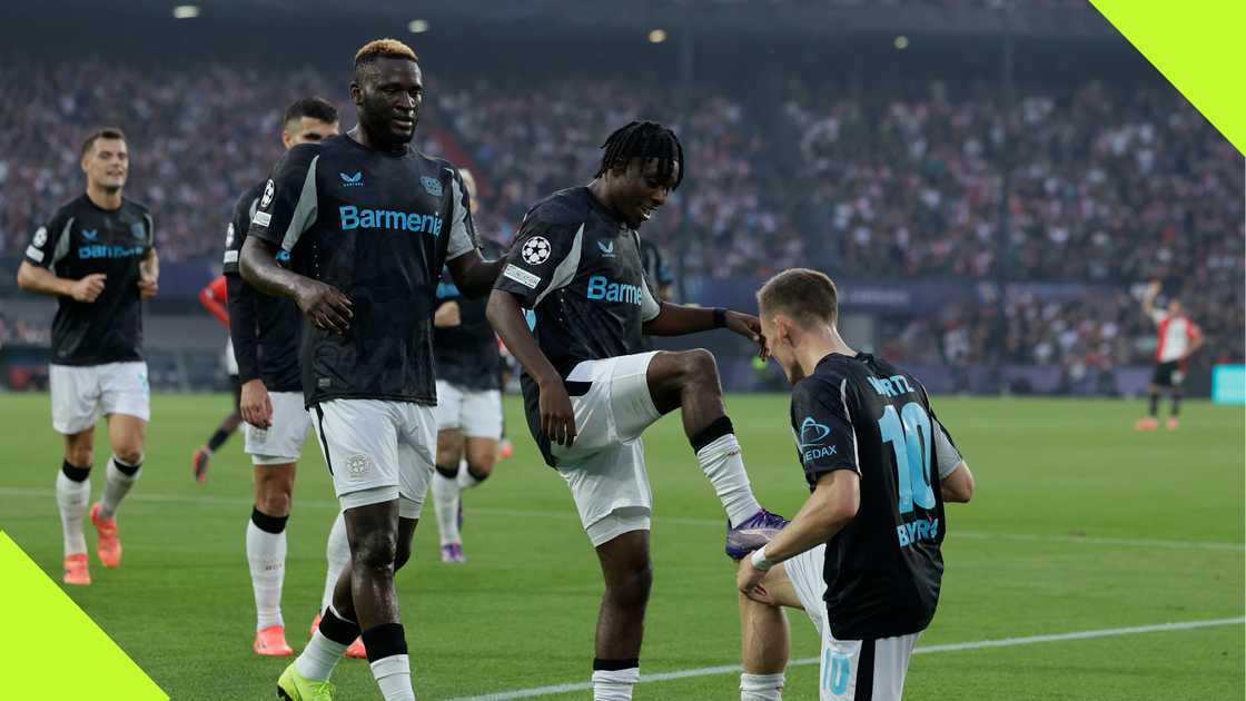 Victor Boniface celebrates Florian Wirtz's goal with his Bayer Leverkusen teammates.