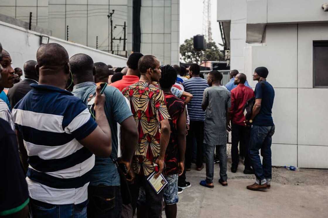 Nigerians continue to queue for cash, CBN, cash scarcity Nigerians continue to queue for cash, CBN, cash scarcity