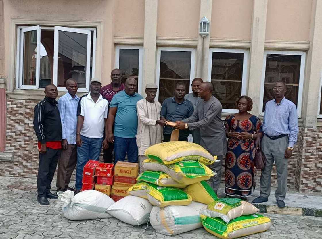Elcrest on Behalf of OML 40 JV Donates Relief Items to Gbetiokun Communities in Delta State Elcrest on Behalf of OML 40 JV Donates Relief Items to Gbetiokun Communities in Delta State
