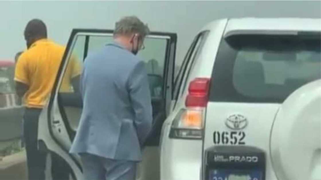Mixed Reactions as Diplomat is Filmed Peeing on the Road in Nigeria Mixed Reactions as Diplomat is Filmed Peeing on the Road in Nigeria