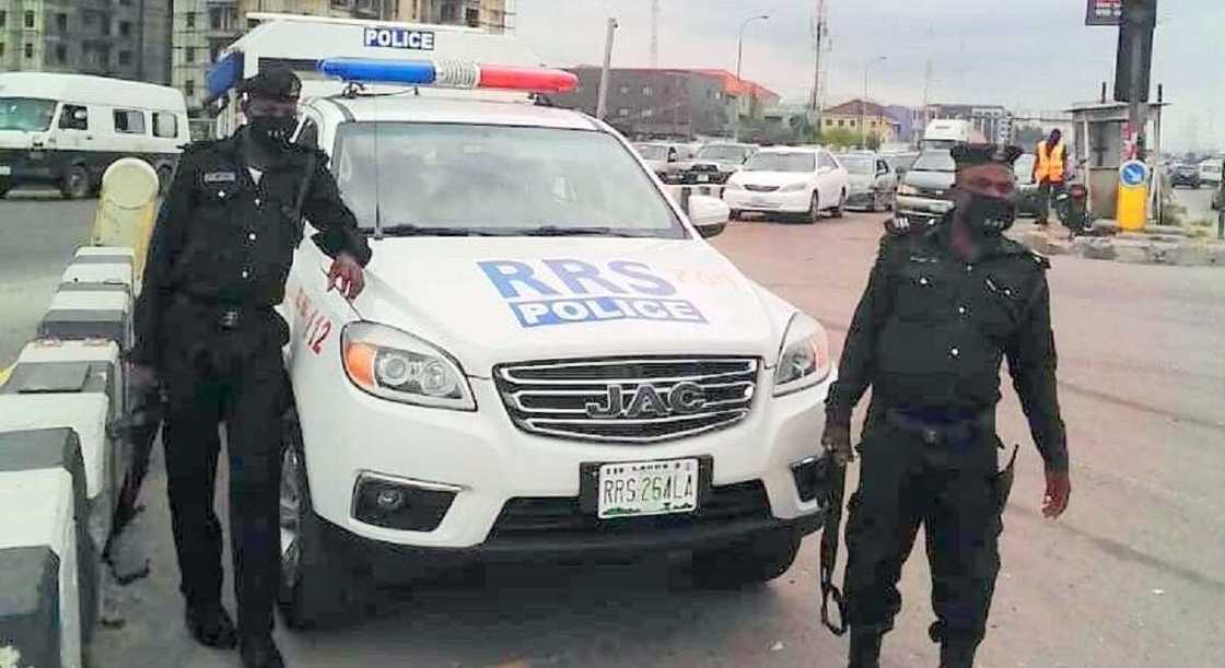 'Yan sanda sun kama tsohon ɗan majalisa da mutane 2 bisa zargin harkar ƙungiyar asiri 'Yan sanda sun kama tsohon ɗan majalisa da mutane 2 bisa zargin harkar ƙungiyar asiri