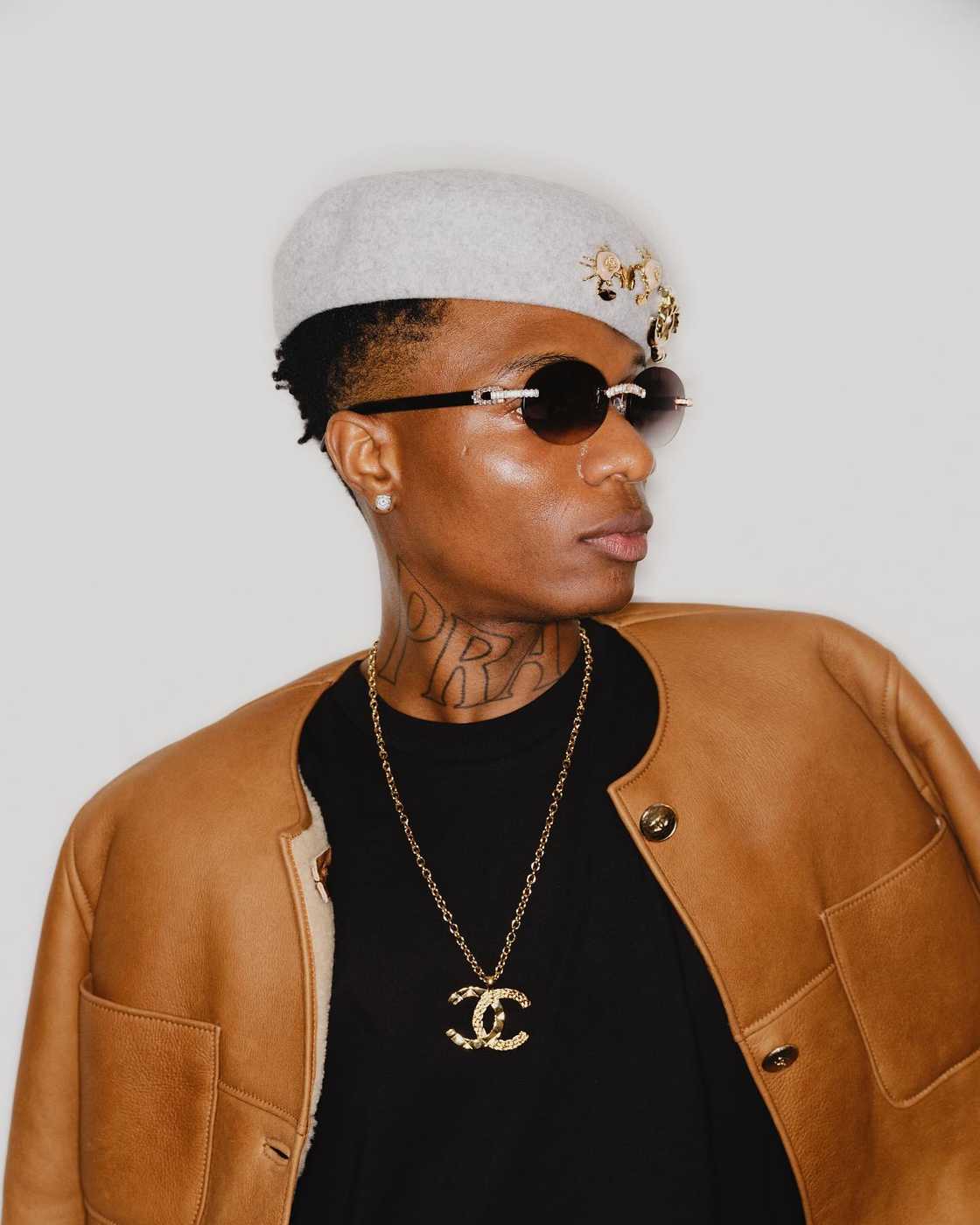 Barber cuts Wizkid's hair Barber cuts Wizkid's hair